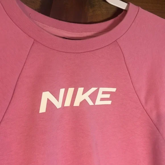 NWOT Nike Dri-Fit Women’s Graphic Center Logo Training Crewneck Pink Sweatshirt - Picture 4 of 10